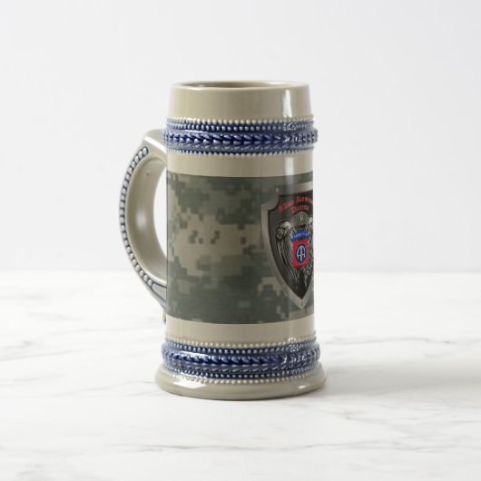 Elite 82. Im Flugzeug Division Bierglas (Vorderseite Links)