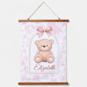 Elizabeth | Benutzerdefiniertes rosa Teddy-Bär-Kin Wandteppich Mit Holzrahmen (Vorderseite)