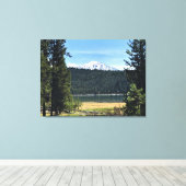 Elk Lake mit Mount Bachelor, OR Leinwanddruck (Insitu (Holzboden))