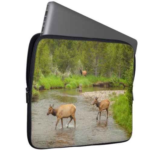 Elks überqueren den Colorado-Fluss Laptopschutzhülle (Vorne Rechts)