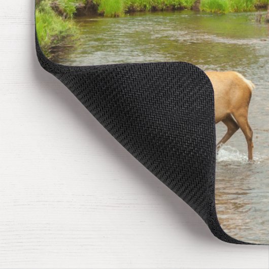 Elks überqueren den Colorado-Fluss Mousepad (Ecke)