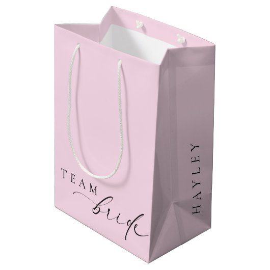 Ellesmere Pink Minimalistisch Wedding Team Bride M Mittlere Geschenktüte (Rückseite Schrägansicht)