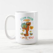 Elmo Holding seinen Haustier Goldfish Kaffeetasse (Links)