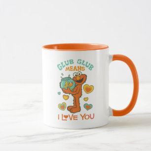 Elmo Holding seinen Haustier Goldfish Tasse