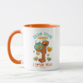 Elmo Holding seinen Haustier Goldfish Tasse (Links)