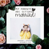 Eltern, die ein Foto mit Kindern Save the Date bek