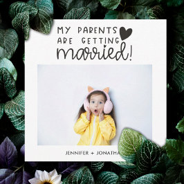 Eltern, die ein Foto mit Kindern Save the Date bek Ankündigung