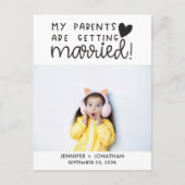 Eltern, die ein Foto mit Kindern Save the Date bek Ankündigungspostkarte (Vorderseite)