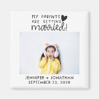 Eltern, die ein Foto mit Kindern Save the Date bek