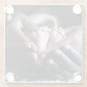 Eltern-Hände, die Baby-Füße halten Glasuntersetzer (Rückseite)