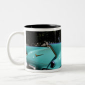 Elvis Presleys grüner Cadillac-Konvertible in Zweifarbige Tasse (Links)