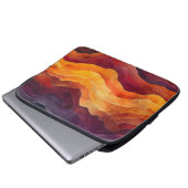 Ember Strata – Abstract Layers of Earth and Fire Laptopschutzhülle (Vorne Knopf)