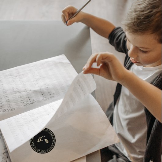 Embossed Gold-Musiknote auf schwarzer Rücksendeadr Runder Aufkleber