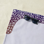 Embossed Indigo Gradient Paw Print Dog Outline Strandtuch (Beispiel)