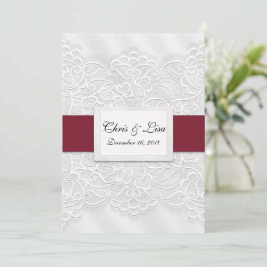 Embossed Lace Deep Red Bible Scripture Wedding 12x Einladung (Stehend Vorderseite)