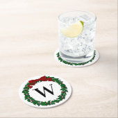 Embossed Look Holly Wreath Monogram Runder Pappuntersetzer (Vor Ort)