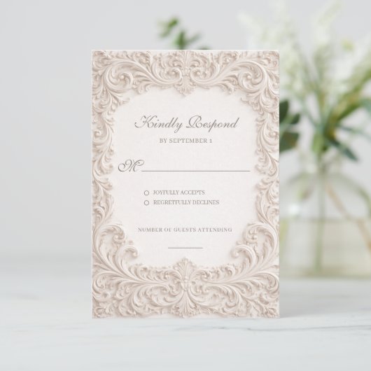 Embossed Style Ivory Rococo Scroll Wedding RSVP Karte (Stehend Vorderseite)