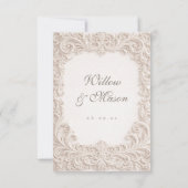 Embossed Style Ivory Rococo Scroll Wedding RSVP Karte (Rückseite)