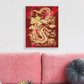Embosses Gold Dragon auf Red Satin Print Leinwanddruck (Insitu (Wohnzimmer))