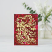Embosses Gold Dragon auf Red Satin Print Postkarte (Stehend Vorderseite)