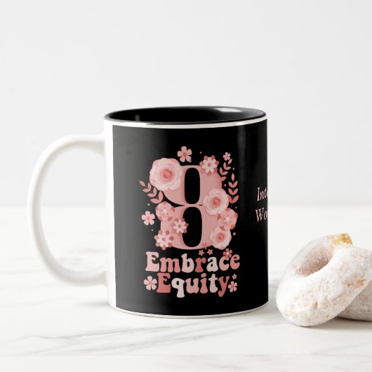 "Embrace Equity" - Internationaler Frauentag 2023 Zweifarbige Tasse (Mit Donut)