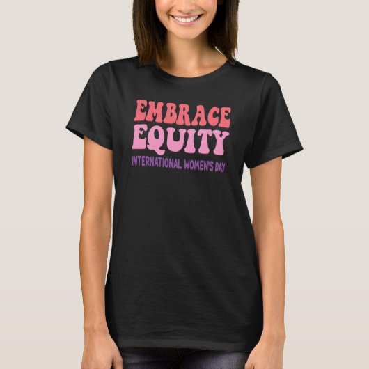 Embrace Equity Internationaler Frauentag T-Shirt (Vorderseite)