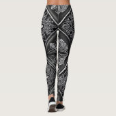 Embrace Serenity: Schwarz und Weiß Mandala Leggings (Rückseite)