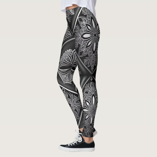 Embrace Serenity: Schwarz und Weiß Mandala Leggings (Links)