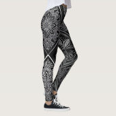 Embrace Serenity: Schwarz und Weiß Mandala Leggings (Rechts)
