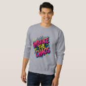 Embrace the Chaos – Grunge Typography Quote Design Sweatshirt (Vorne ganz)