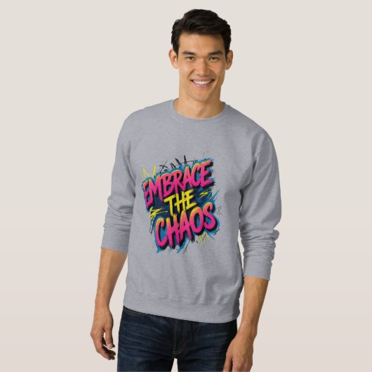 Embrace the Chaos – Grunge Typography Quote Design Sweatshirt (Vorne ganz)