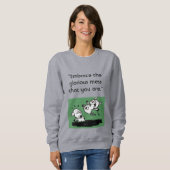 "Embrace the Mess" Sweatshirt-Grau für Frauen Sweatshirt (Vorne ganz)