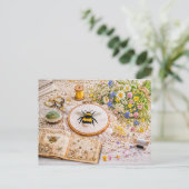 Embroidery Book with Stitched Bumblebee and Vintag Postkarte (Stehend Vorderseite)