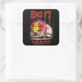 EMD F7 Santa Fe Warbonnet with American Flag. Quadratischer Aufkleber (Tasche)