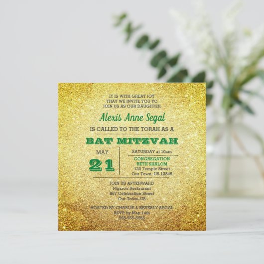 Emerald Birthstone Glitzer Glam Bat Mitzvah Einladung (Stehend Vorderseite)