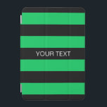 Emerald Black Horiz Preppy Strip #3 Name Monogramm iPad Mini Hülle<br><div class="desc">Emerald Green und Black Classic Preppy Horizontal Rugby Stripes #3 Monogram Ein stylisches, fettfreies, horizontales Stripmuster mit einer Vorlage für Ihren Namen, Initialen oder anderen Text. Sie können auch den Schriftart und die Textgröße anpassen, den Text verschieben oder entfernen, zusätzliche Textfelder hinzufügen, eigene Bilder hinzufügen und vieles mehr, um Ihre...</div>