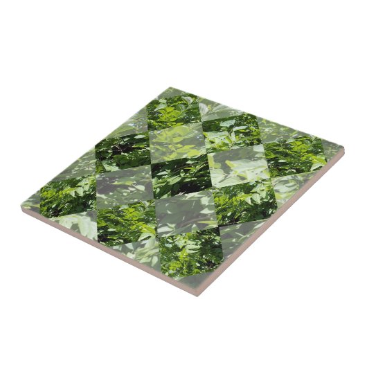 Emerald Elegance: Grüne Blätter in Diamantschnitt, Fliese (Seite)
