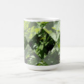 Emerald Elegance: Grüne Blätter in Diamantschnitt, Kaffeetasse (Mittel)