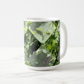 Emerald Elegance: Grüne Blätter in Diamantschnitt, Kaffeetasse (VorderseiteRechts)