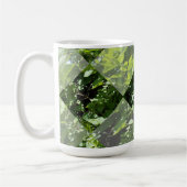 Emerald Elegance: Grüne Blätter in Diamantschnitt, Kaffeetasse (Links)