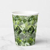 Emerald Elegance: Grüne Blätter in Diamantschnitt, Pappbecher (Rechts)