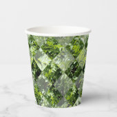 Emerald Elegance: Grüne Blätter in Diamantschnitt, Pappbecher (Vorderseite)