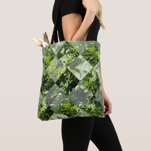 Emerald Elegance: Grüne Blätter in Diamantschnitt, Tasche (Von Nahem)