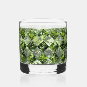 Emerald Elegance: Grüne Blätter in Diamantschnitt, Whiskyglas