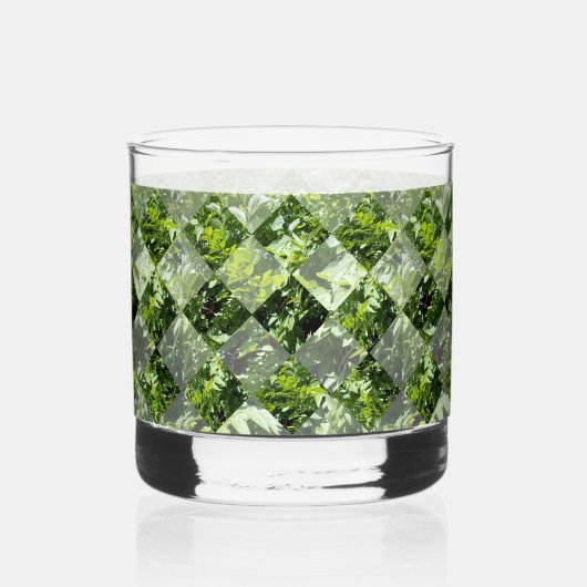 Emerald Elegance: Grüne Blätter in Diamantschnitt, Whiskyglas (Vorderseite)