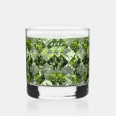 Emerald Elegance: Grüne Blätter in Diamantschnitt, Whiskyglas (Rechts)