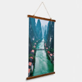 Emerald Flow: Landschaftliches Wall-Tapestry an de Wandteppich Mit Holzrahmen (Gewinkelt)