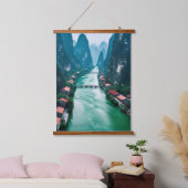 Emerald Flow: Landschaftliches Wall-Tapestry an de Wandteppich Mit Holzrahmen (Schlafzimmer)