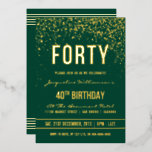 Emerald | Gold Confetti 40. Geburtstag Party Folieneinladung<br><div class="desc">Emerald | Gold Confetti 40. Geburtstag Party Einladungen. Diese formelle,  elegante,  trendige,  moderne 40. Geburtstagsfeier eignet sich für Damen und Herren. Es besteht aus goldfarbenen,  sauberen Linien,  stilvollem,  gotischem Großbuchstaben und edlem Goldfolientext auf smaragdgrünem Hintergrund mit Duschen von glitzernden,  glänzenden Goldkonfetti und Party-Raster.</div>