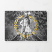 Emerald Gold Laurel Minimal bei einer Hochzeit Dreifach Gefaltete Einladung (Cover)